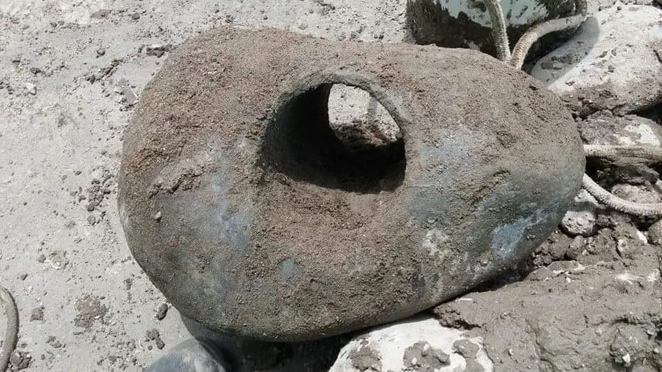 Escariador de la perforadora HDD cubierto de tierra tras completar el ensanche del túnel