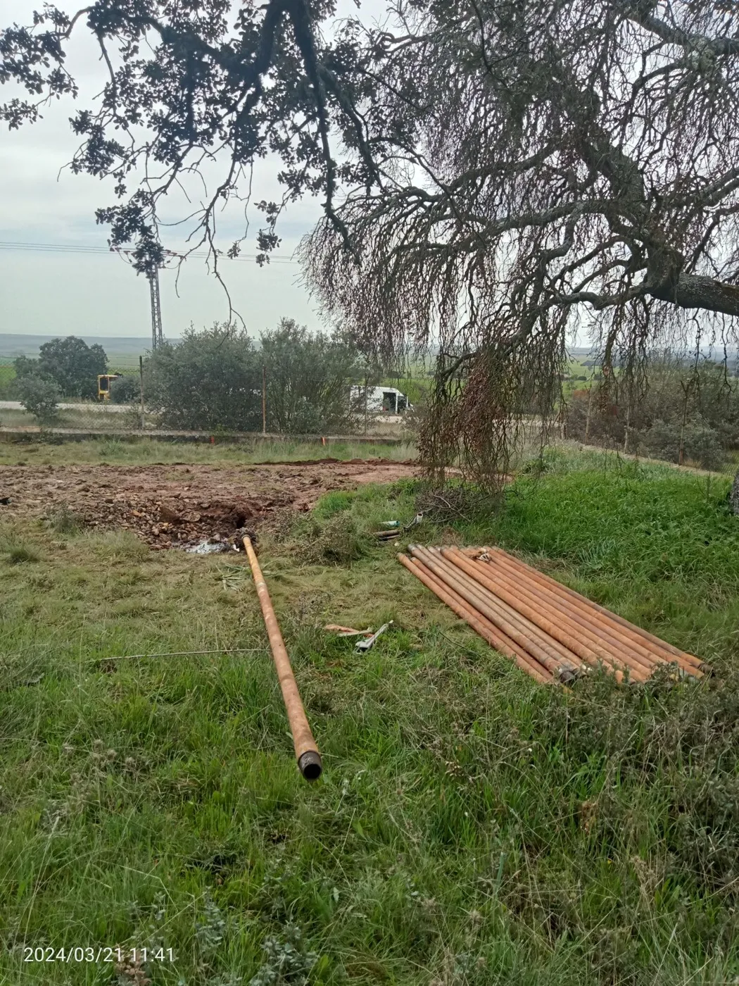 Tren de barras de perforación preparado junto al punto de entrada del túnel piloto