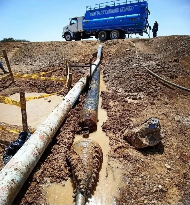 Tubería instalada mediante perforación horizontal dirigida emergiendo en el foso de salida de la obra