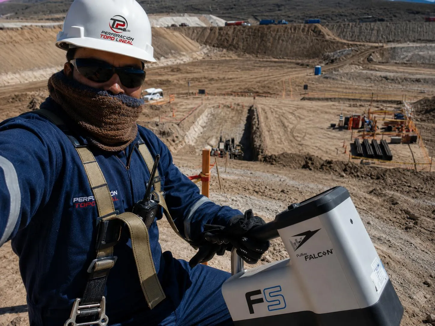 Operario de Perforación Topo Lineal con localizador Pulser Falcon F5 controlando la trayectoria de la perforación en una gran obra de movimiento de tierras