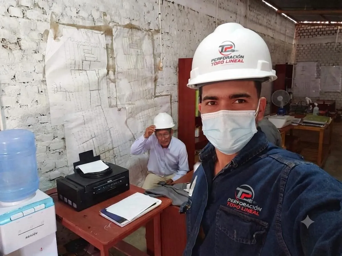 Ingeniero topógrafo y operario de Perforación Topo Lineal planificando alineación de tuberías de polietileno de alta densidad (PEAD)
