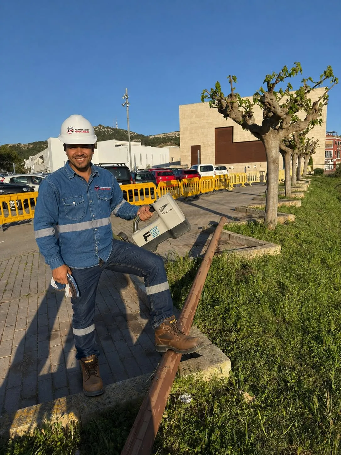 Operario de Perforación Topo Lineal con el localizador Falcon F5 durante el guiado de la perforación