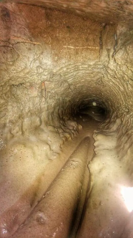 Interior del túnel escariado con el varillaje de perforación y fluido de bentonita